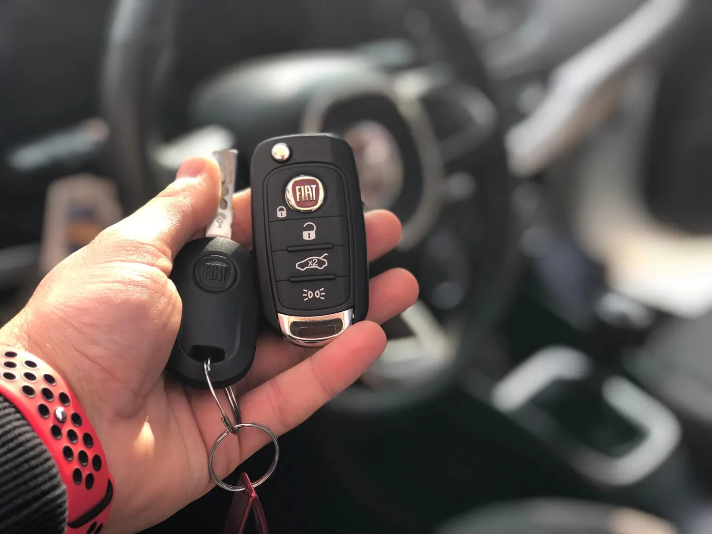 Fiat araç anahtarı elde tutulmuş görüntü